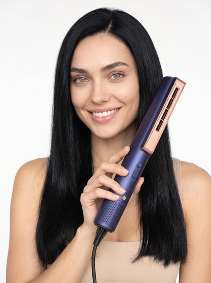 Жена изправя косата си с Vivi AirGlow 2 в 1